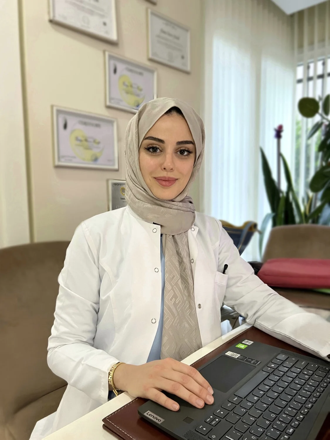 Diyetisyen Berna Arslan çalışma ortamında